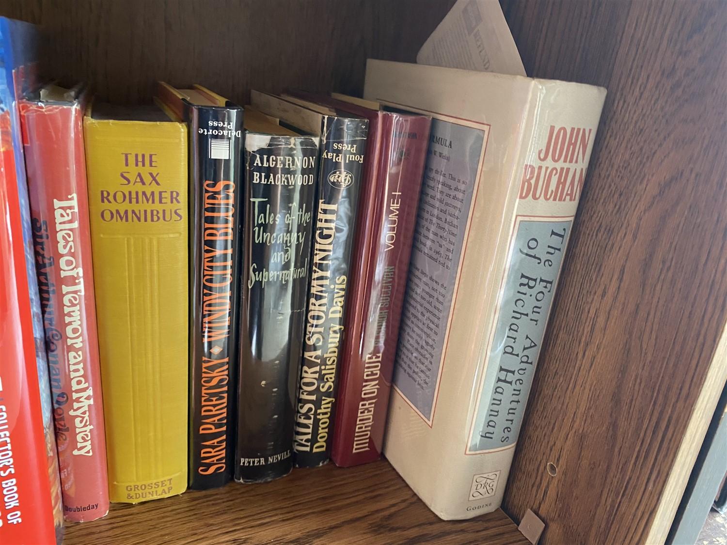 Large lot of assorted books - Graphic arts, collectibles, other topics