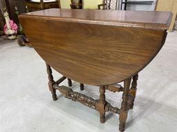 Vintage wooden drop leaf gate leg table