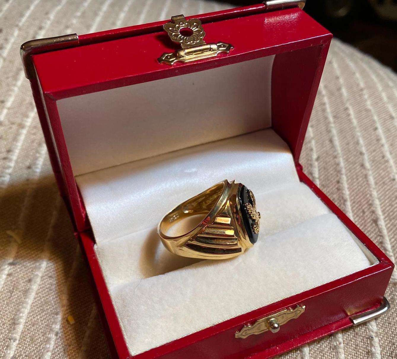 Heavy 14k Gold Men's Ring Eagle with Onyx 9.6 grams Size 10
