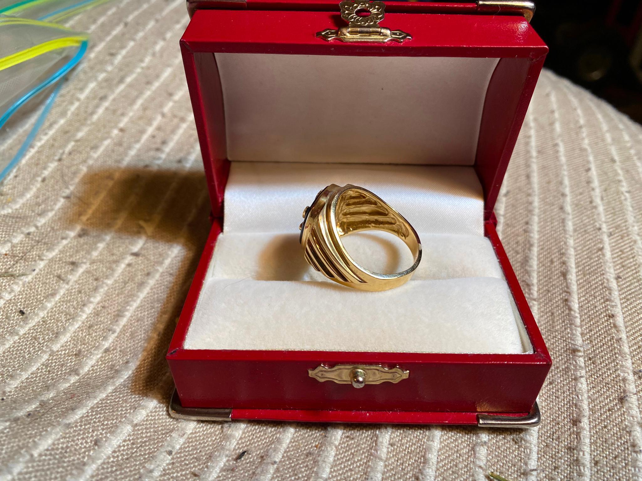 Heavy 14k Gold Men's Ring Eagle with Onyx 9.6 grams Size 10