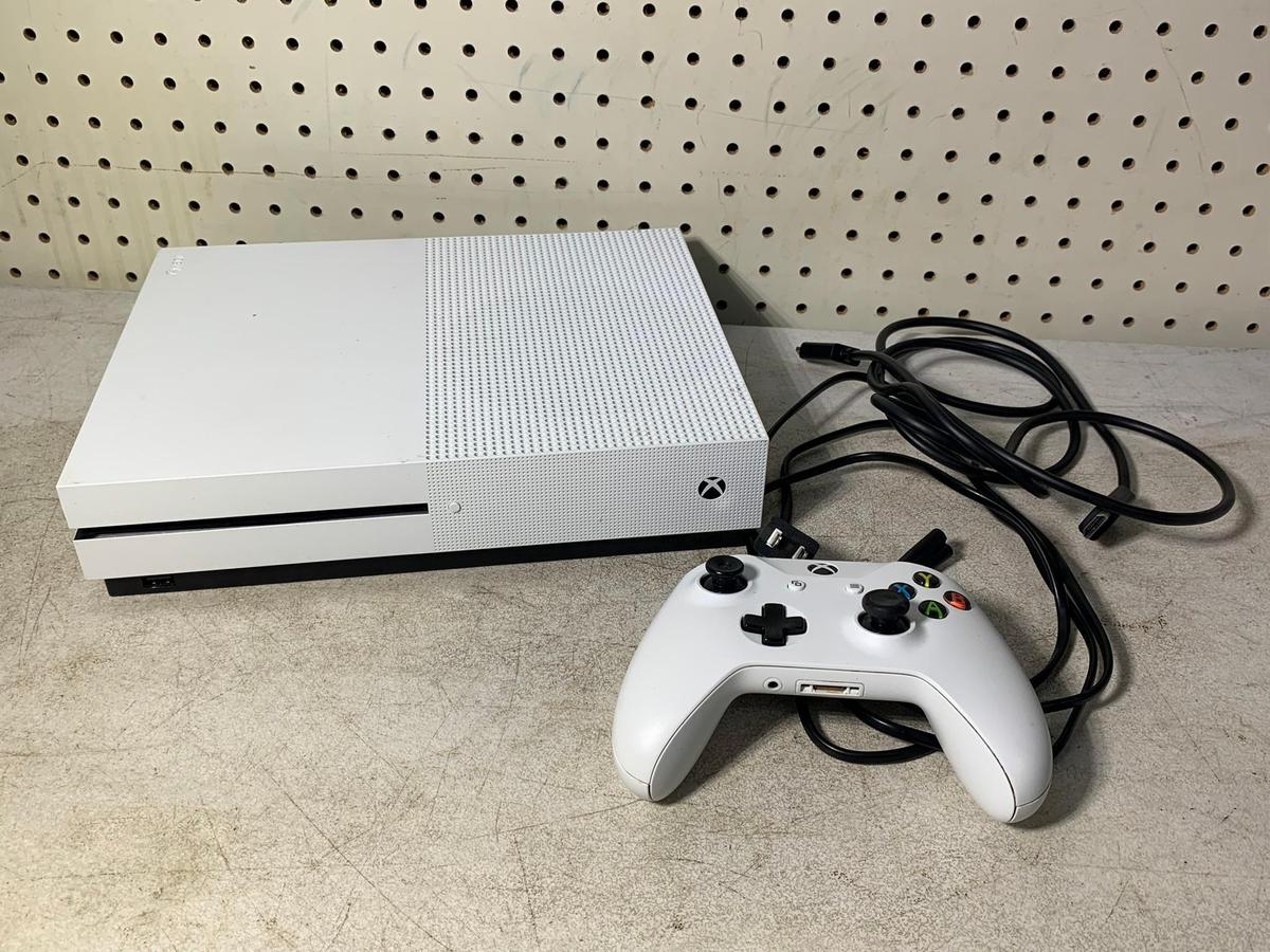 Microsoft XBOX ONE, 500GB Console with Controller and Cords