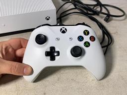 Microsoft XBOX ONE, 500GB Console with Controller and Cords