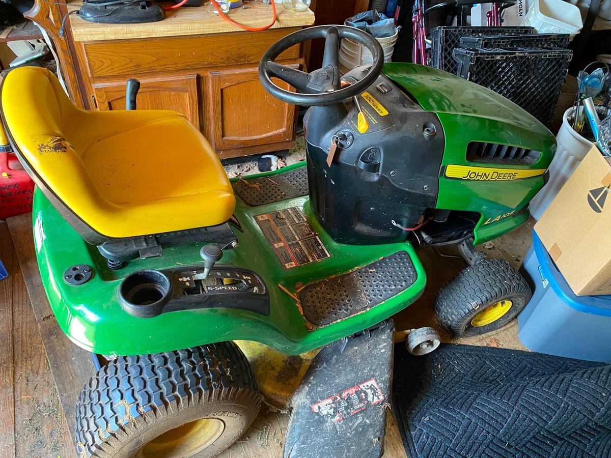 John Deere Riding Lawn Mower LA105