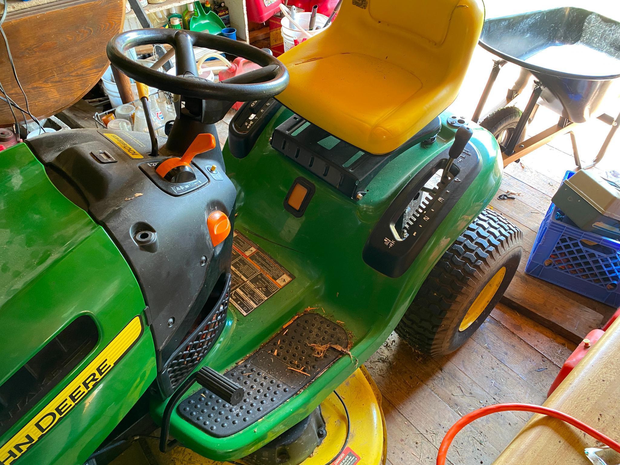 John Deere Riding Lawn Mower LA105