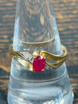 10k gold Ruby Ring w/Small Diamonds Size 9 - 1.7 grams