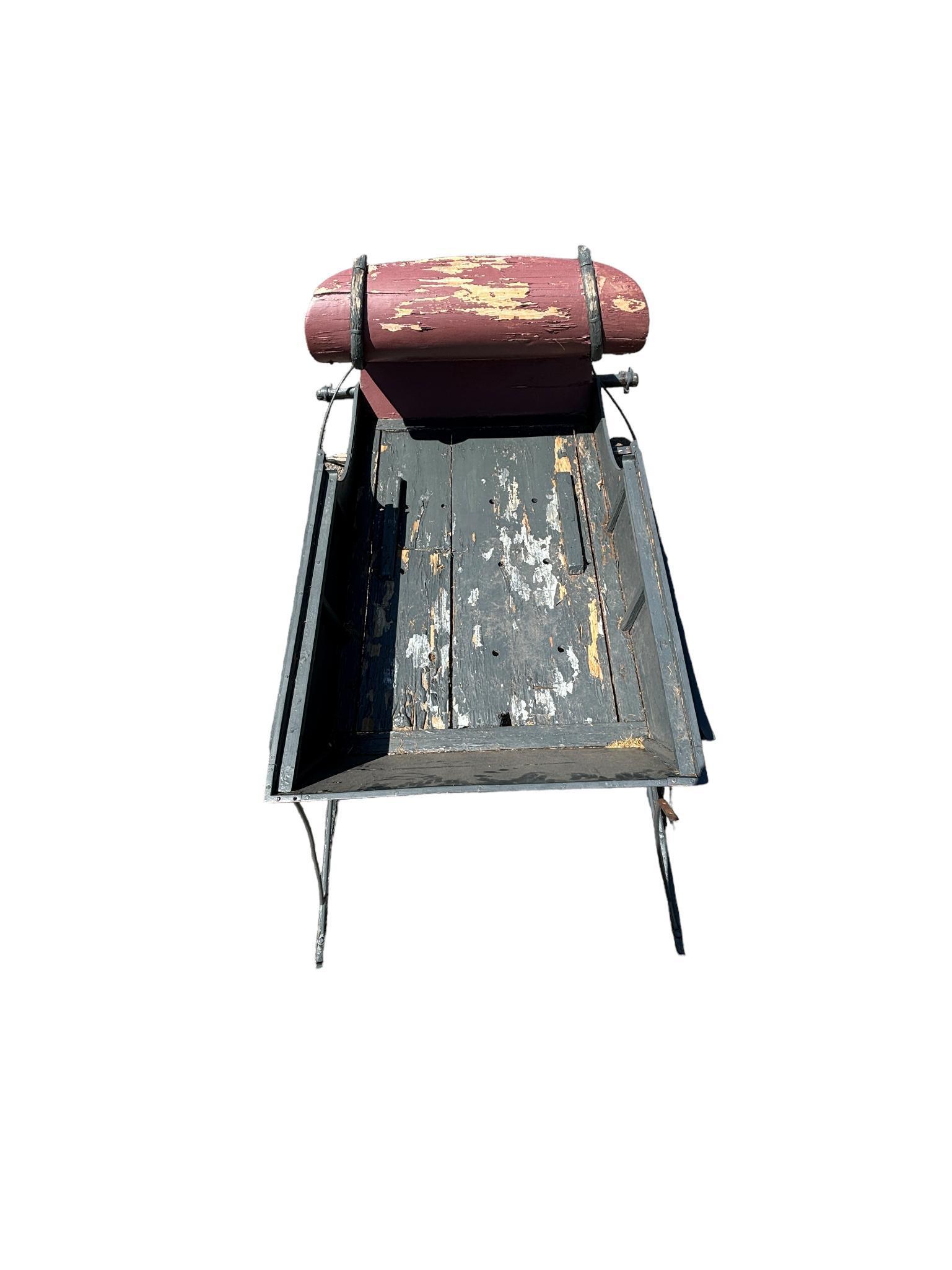 Primitive Antique Curved Front Sleigh