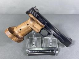 * Smith & Wesson Model 41 Target Pistol 22LR Nice w/Extra Mag