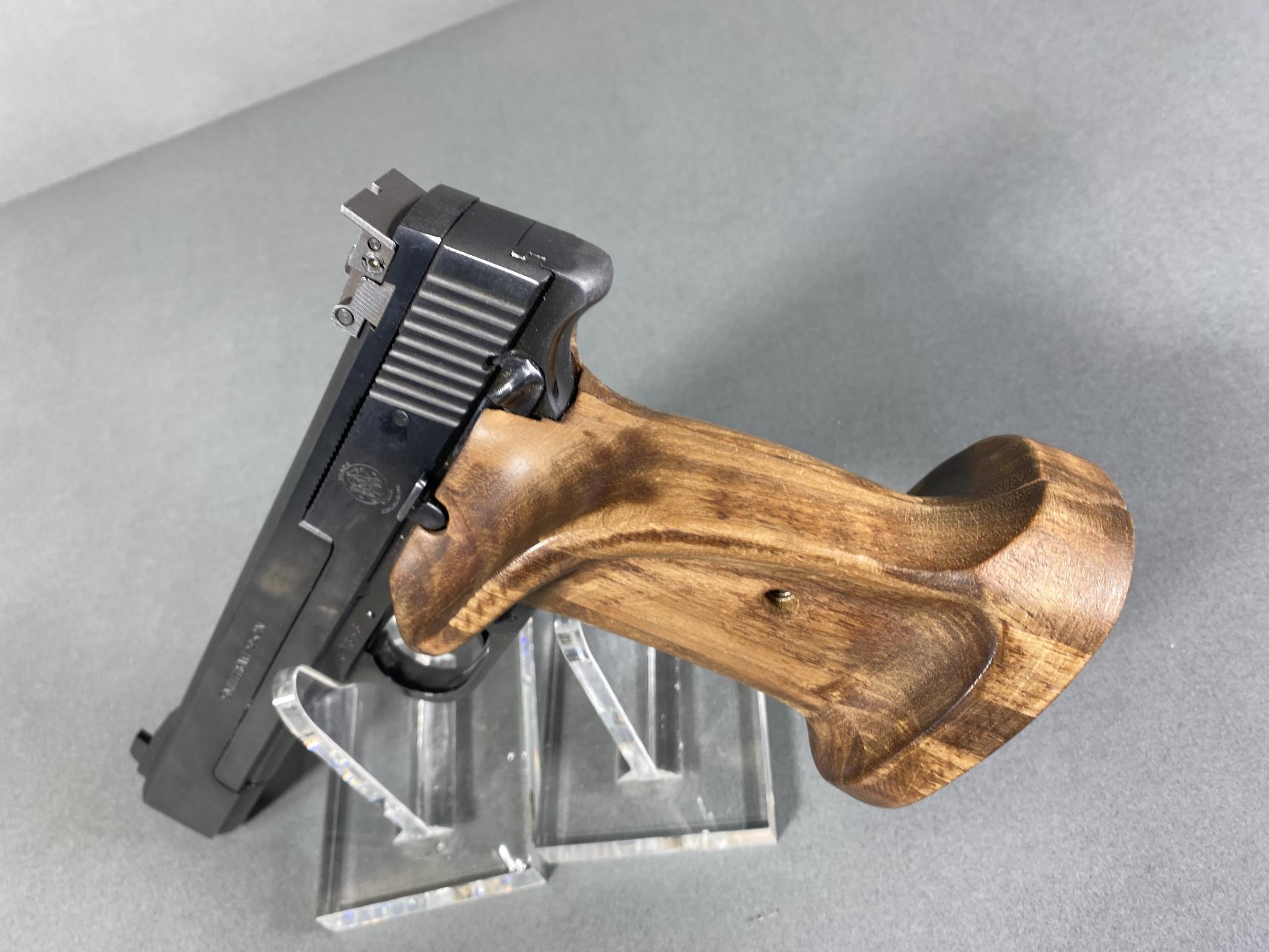 * Smith & Wesson Model 41 Target Pistol 22LR Nice w/Extra Mag