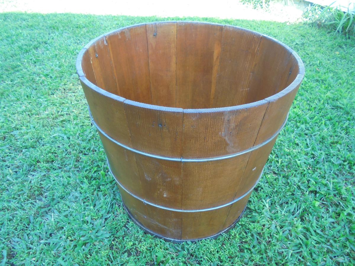 PRIMITIVE WOOD CONTAINER - ROUND- VERY NEAT
