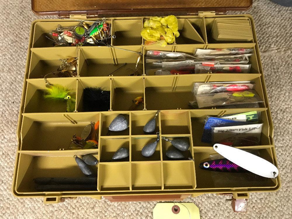 2-sided fishing box w/lures incl. Hot n Tots - thunder sticks - wiggle warts - shadrap - Erie dearie