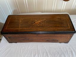 Cylinder music box with inlaid decorated lid