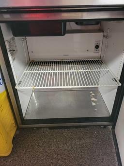 Tru model TSSU-27-12M-B refrigerated prep station