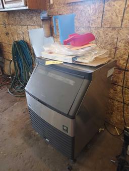 Manitowoc Q210 Ice Machine w/ Cooler