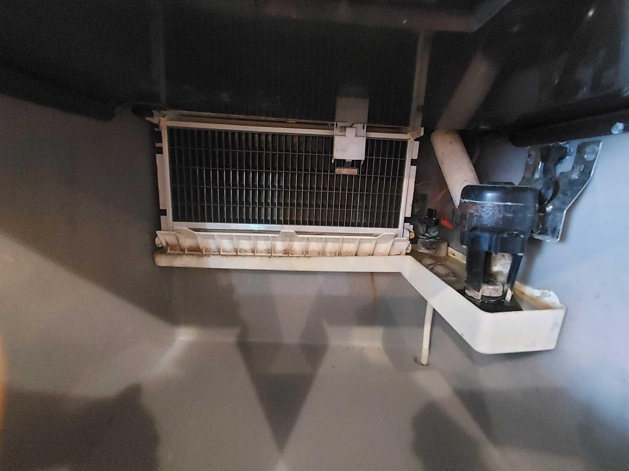 Manitowoc Q210 Ice Machine w/ Cooler