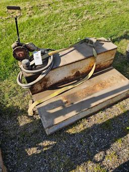 Truck bed fuel tank with manual pump