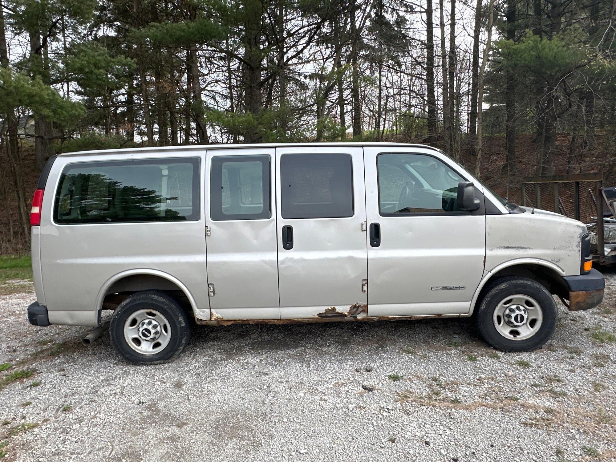 2005 GMC 2500 Savana Van - running