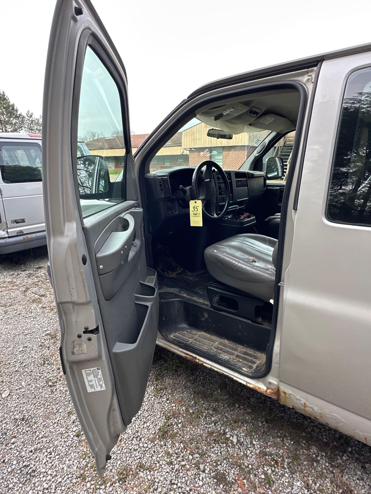 2005 GMC 2500 Savana Van - running