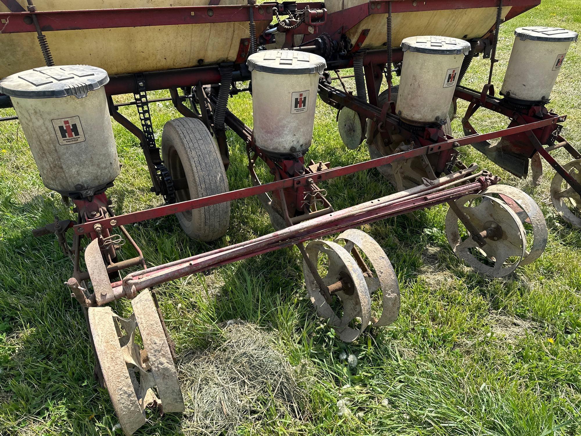 IH Model 56 4 row corn planter w/ dry boxes