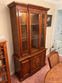 Broyhill Table (6) Chairs, (2) Extra Leaves, Server and 2pc Lighted China Cabinet