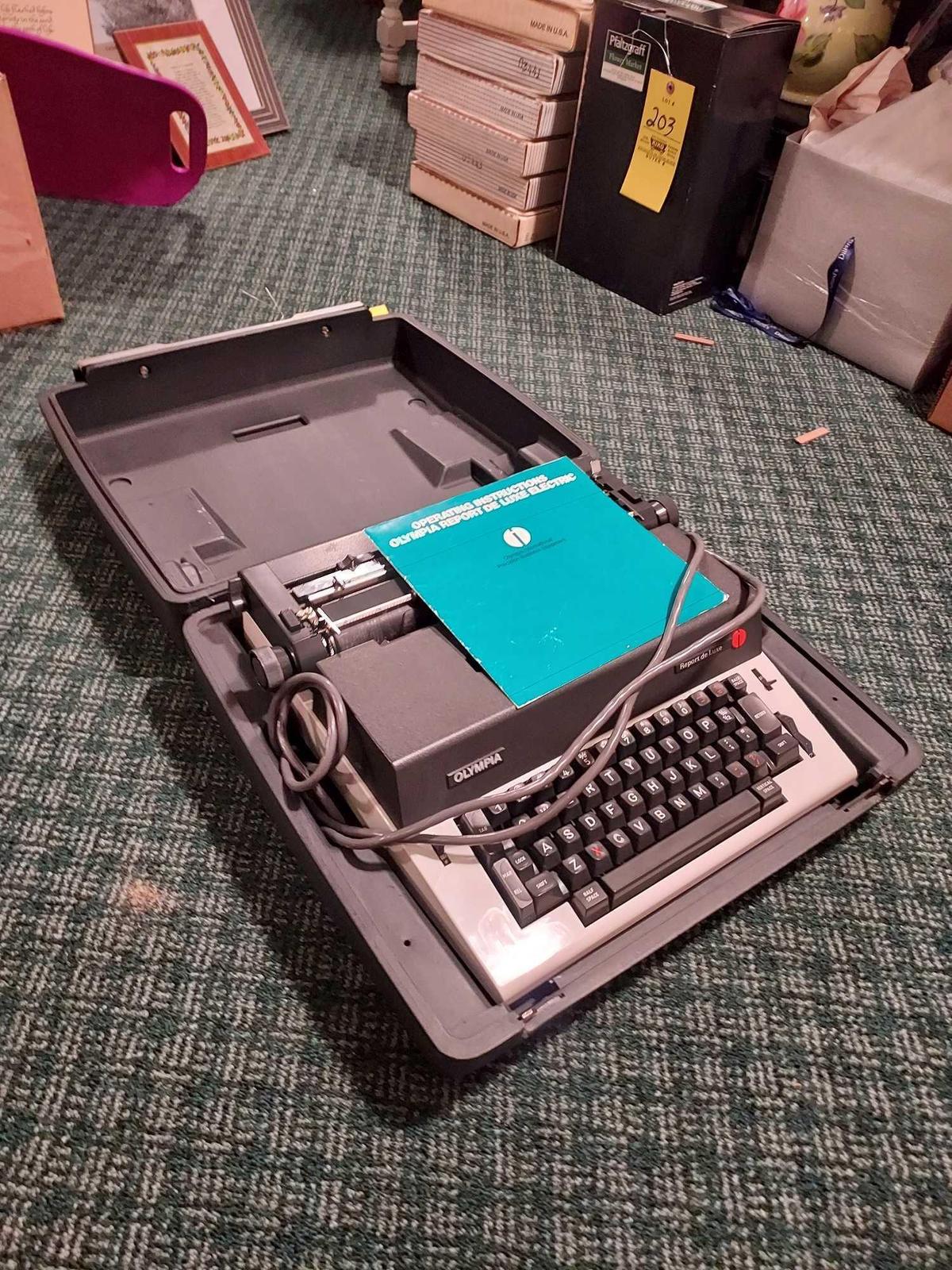 Olympia Report de Luxe Typewriter