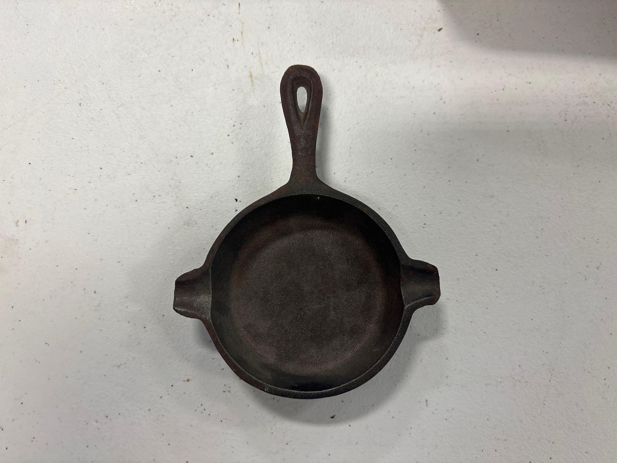 Early Razors - Mini Cast Iron Lodge Pan