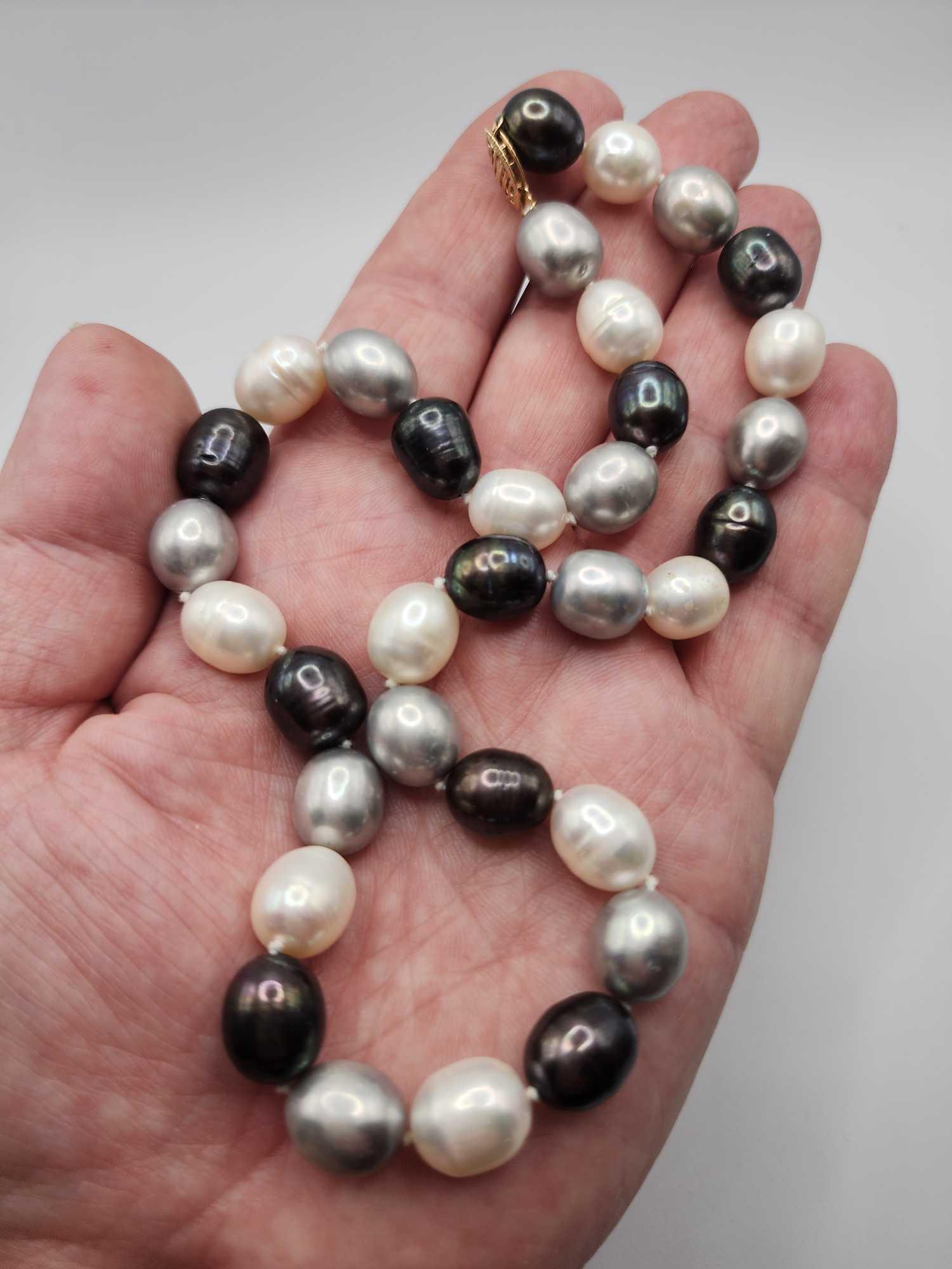 Beautiful & large cultured pearl necklace: cream, silver, grey