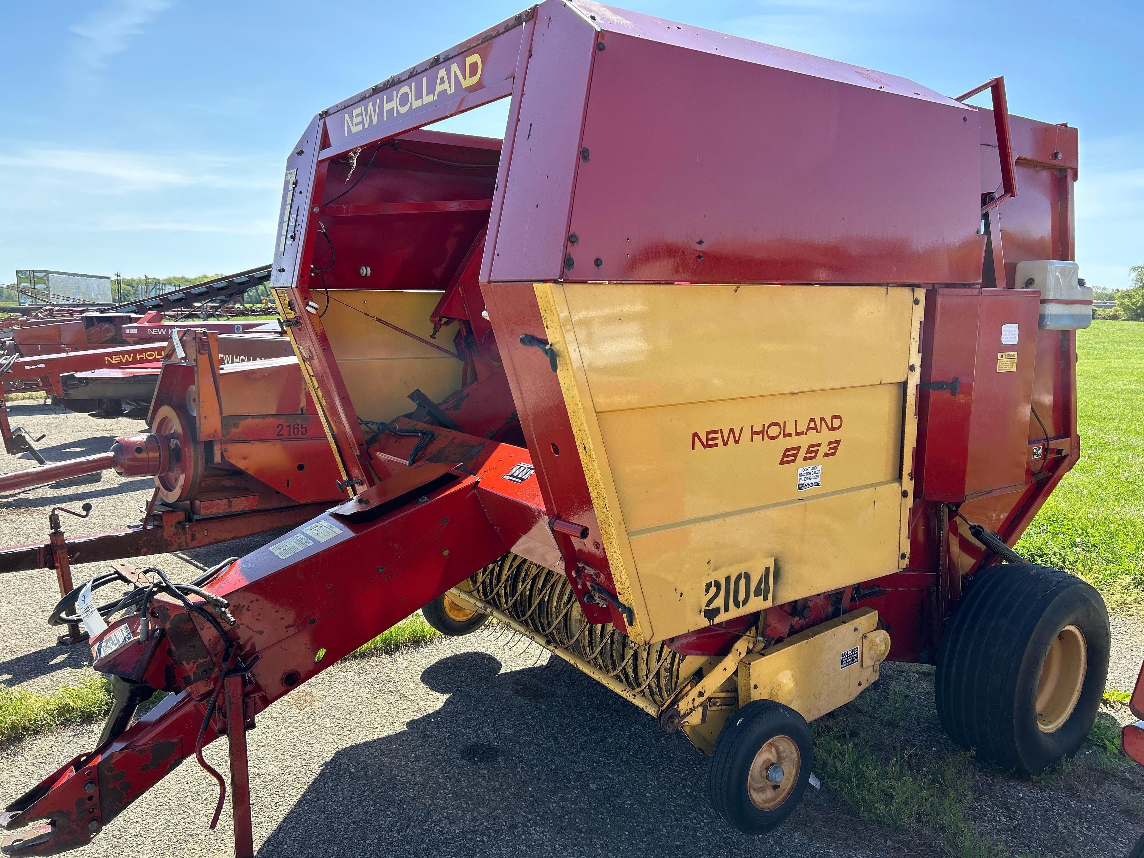 New Holland 853 round baler (missing some crossbars)