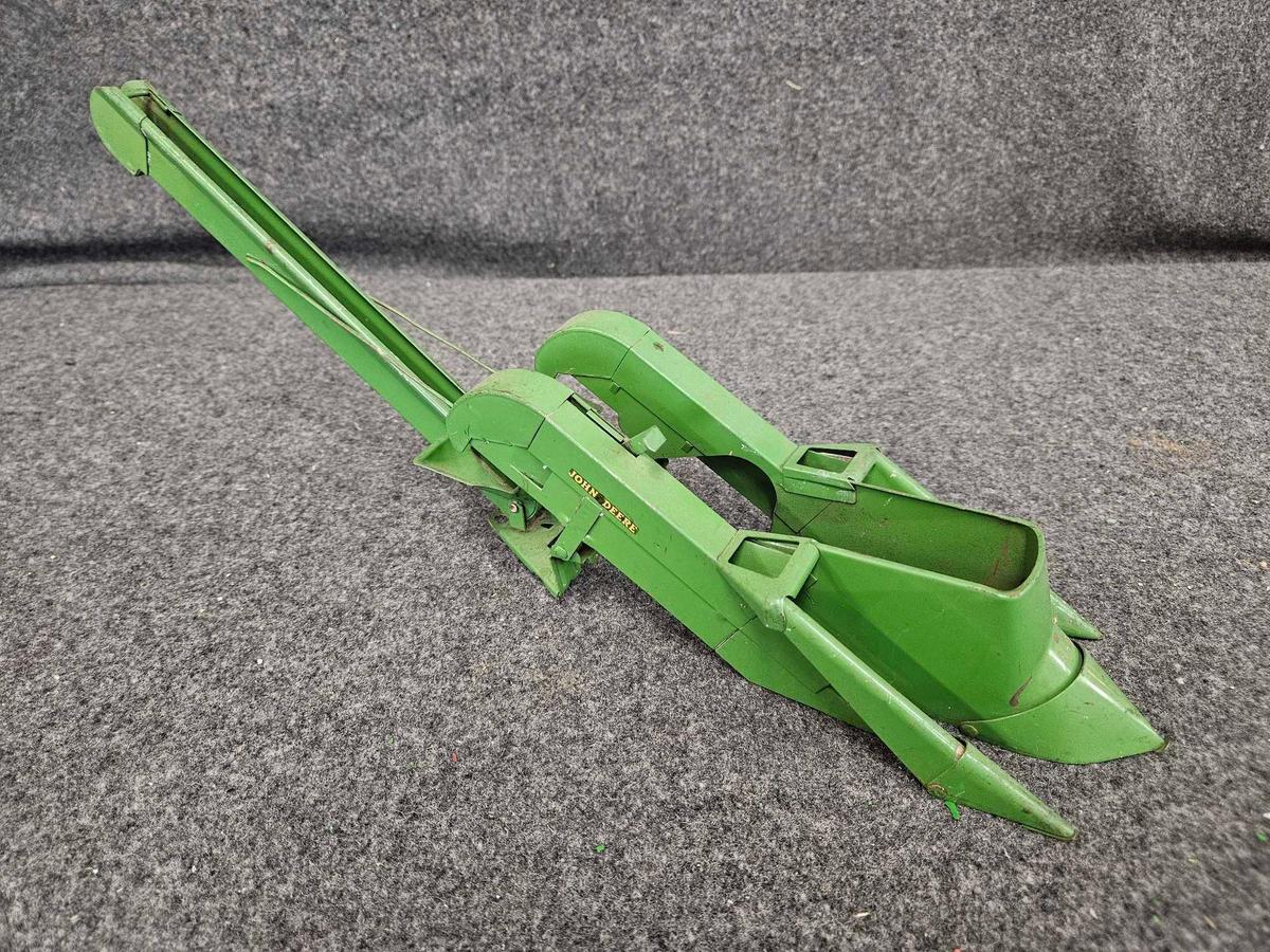 Vintage John Deere Short Nose Picker 1/16