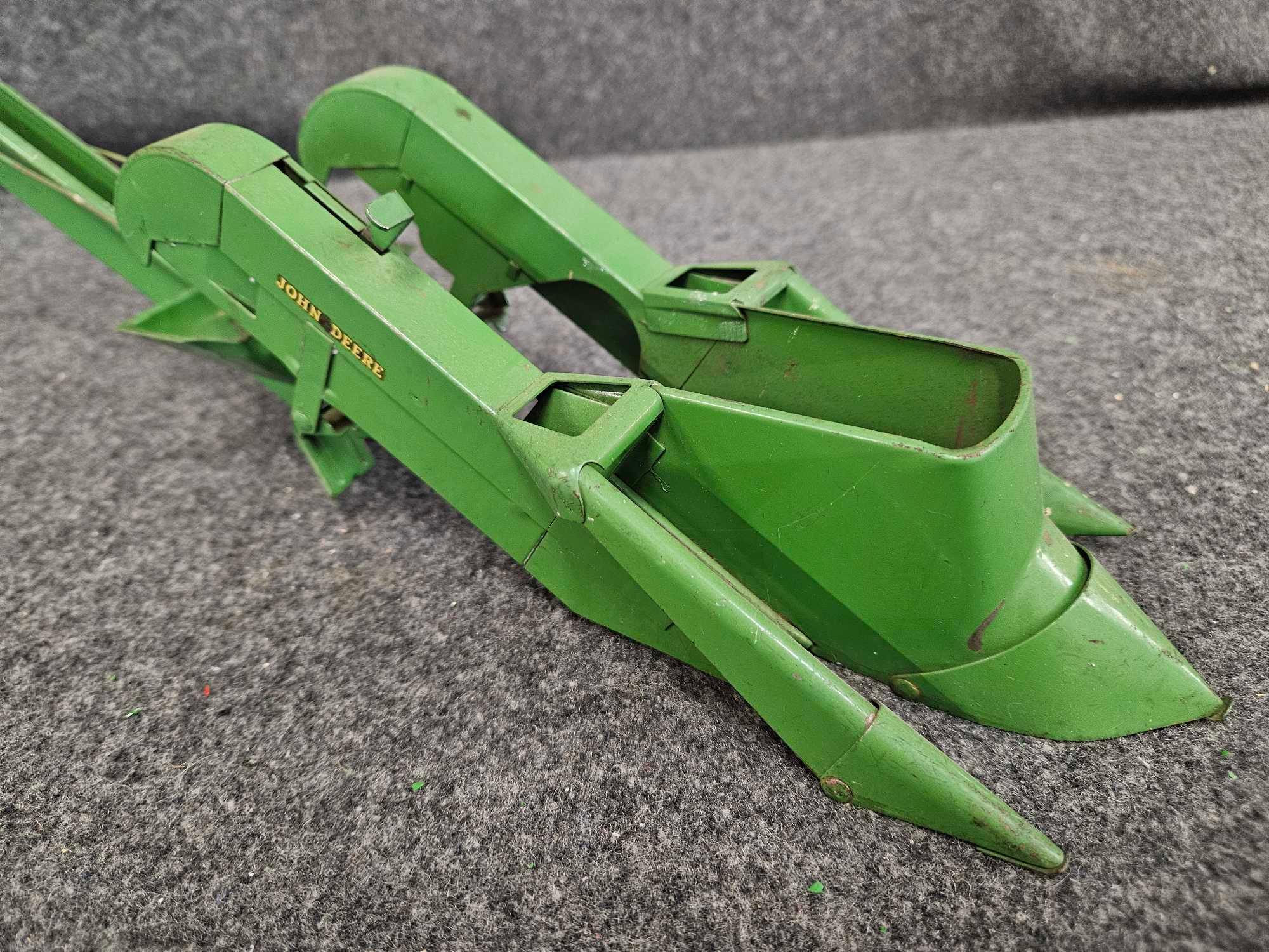 Vintage John Deere Short Nose Picker 1/16