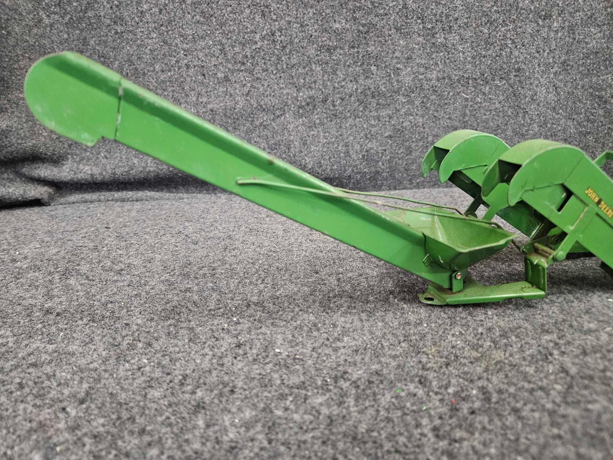 Vintage John Deere Short Nose Picker 1/16