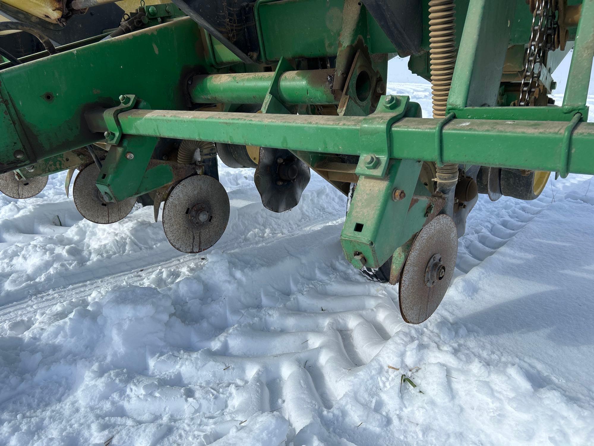 John Deere 7200 Max Emerge 4 row narrow corn planter