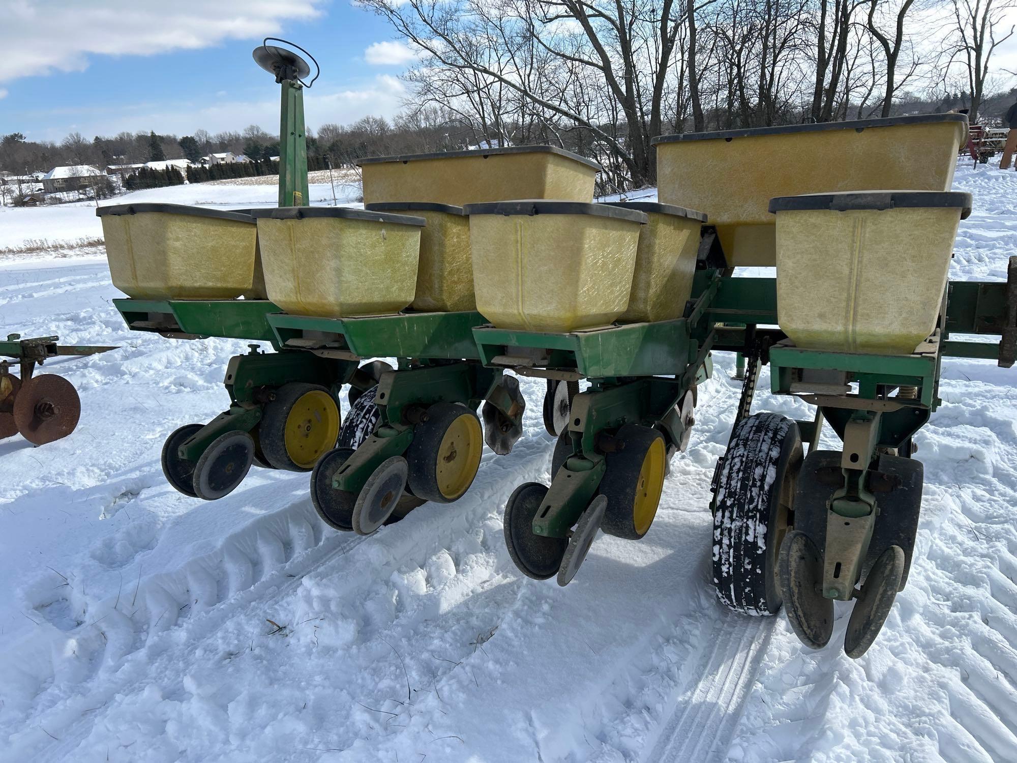 John Deere 7200 Max Emerge 4 row narrow corn planter