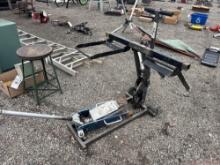 Hydraulic jack and a lawn tractor jack