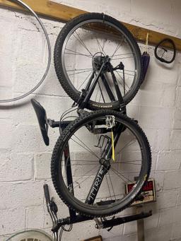 SLR Trek Bicycle / Bicycle Rims and Handlebars