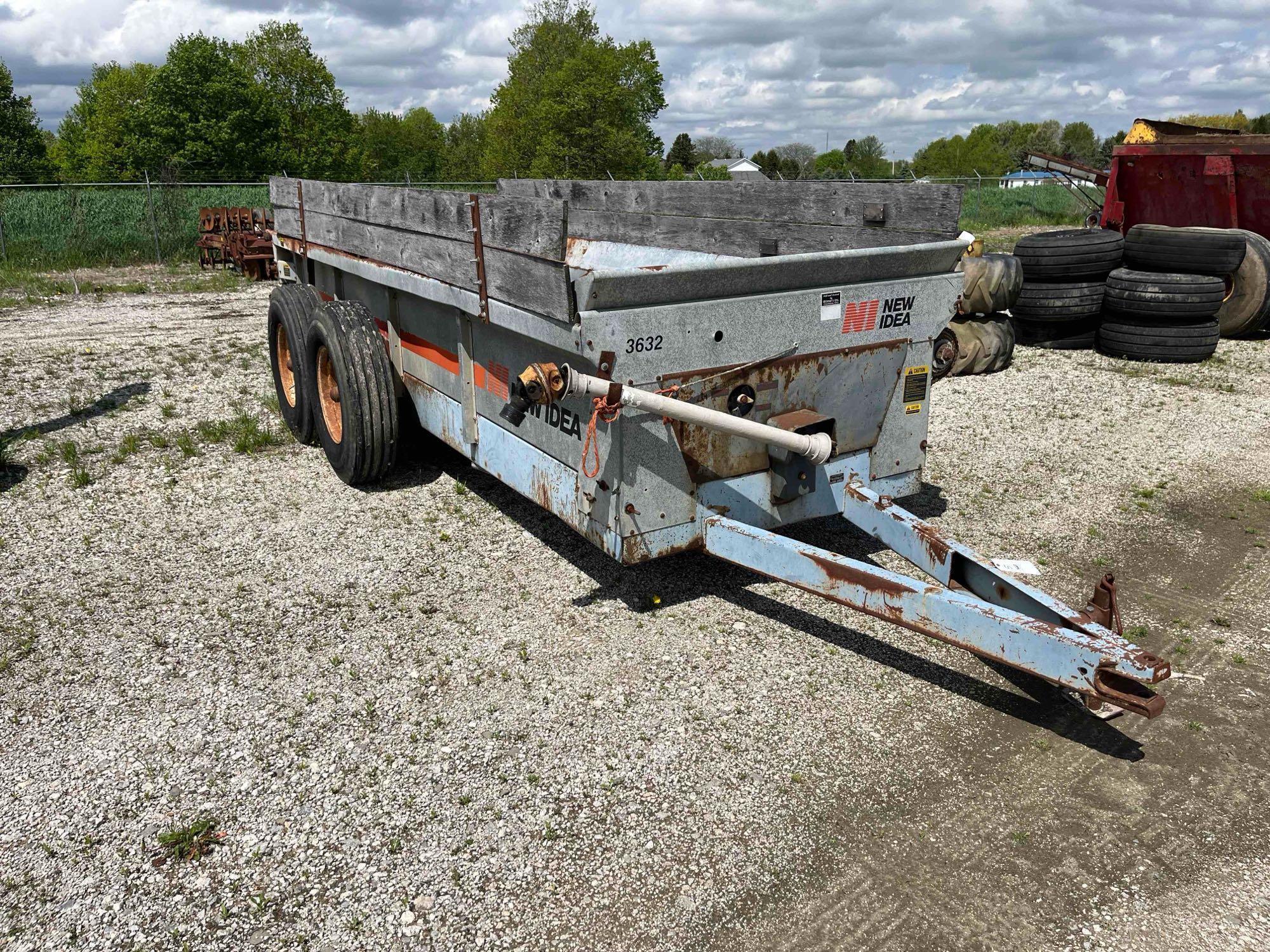 New Idea 3632 Box Spreader