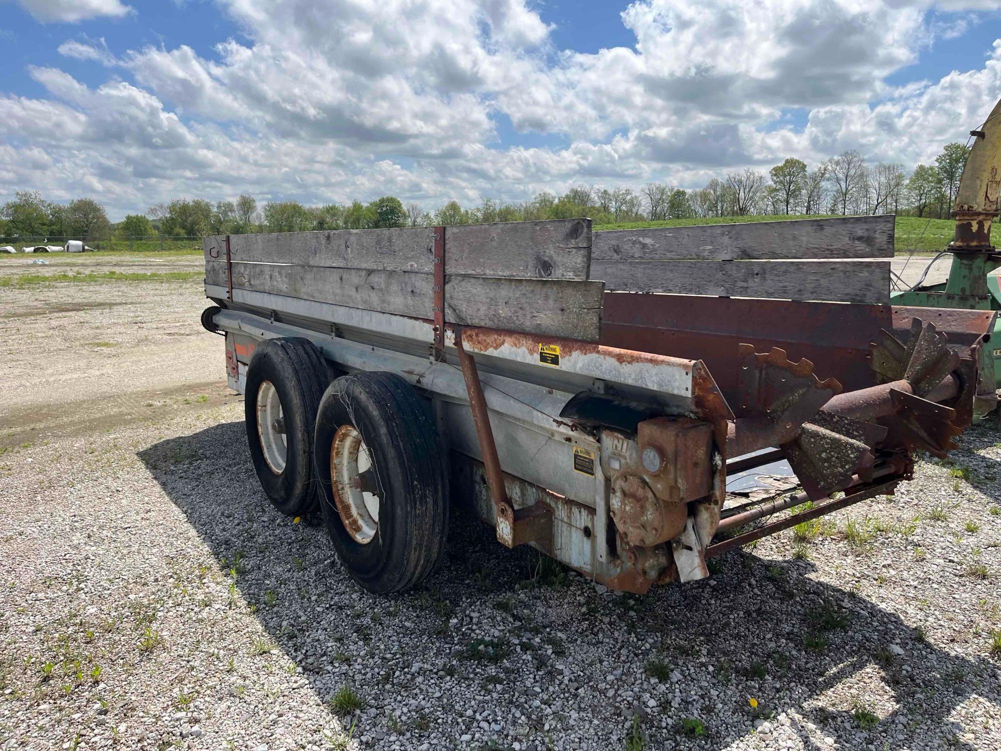 New Idea 3632 Box Spreader