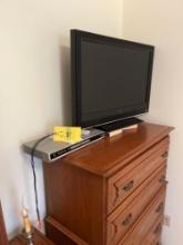 Vizio 32 inch tv with Magnavox DVD player and remote