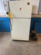 General Electric refrigerator / Freezer - maintenance garage