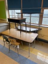 4 tables and 4 chairs - 2401