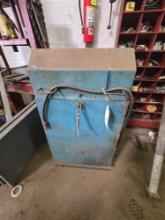 Lift top blasting cabinet