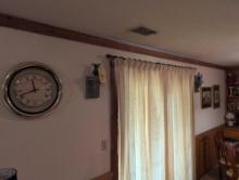 Assorted wall decor, Fox hunt print, wall clock