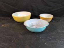 Vintage Pyrex mixing bowls and handled dish