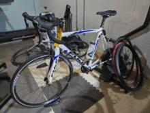 Fuji Roubak 1.0 LE bicycle w/ spare front wheel and Saris H3 stationary stand