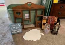 Tote of home decor, cutting board, table place mats, etc