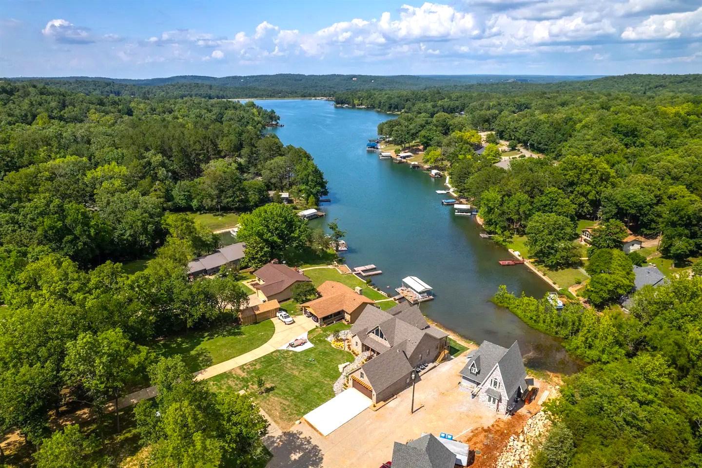 Discover Arkansas: Buildable Lot Nestled Between the Lake and Golf Course!