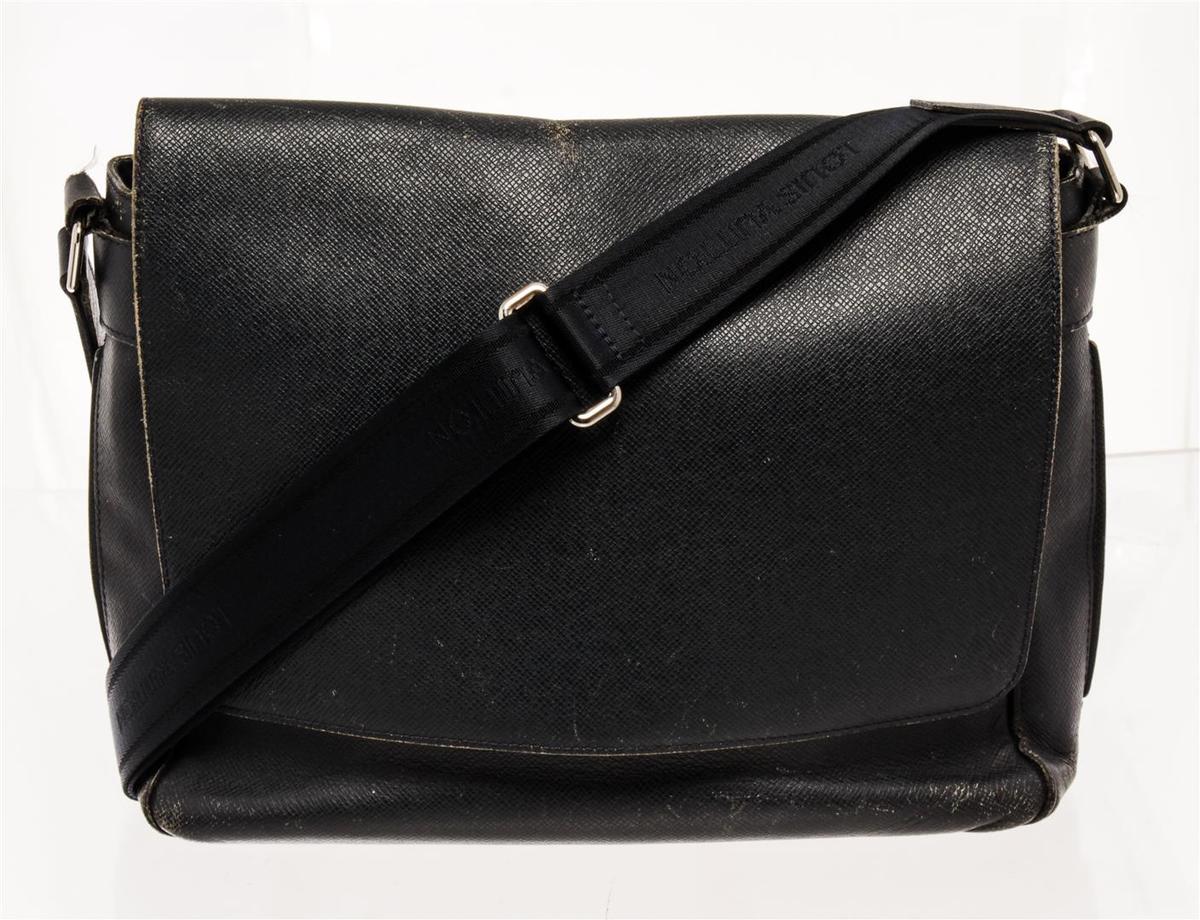 Louis Vuitton Black Taiga Leather Roman MM Messenger Bag