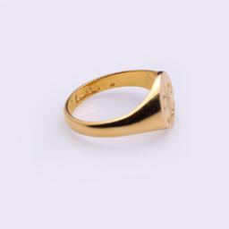 Vintage 18K Yellow Gold Ring with Engraved Fleur de Lis