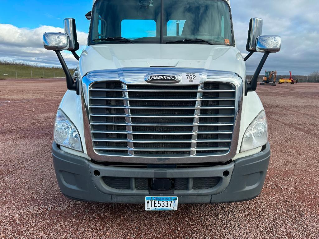 (TITLE DELAY) 2017 Freightliner Cascadia day cab truck tractor, tandem axle, Detroit DD13 @525hp