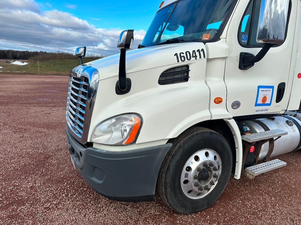 (TITLE DELAY) 2017 Freightliner Cascadia day cab truck tractor, tandem axle, Detroit DD13 @525hp