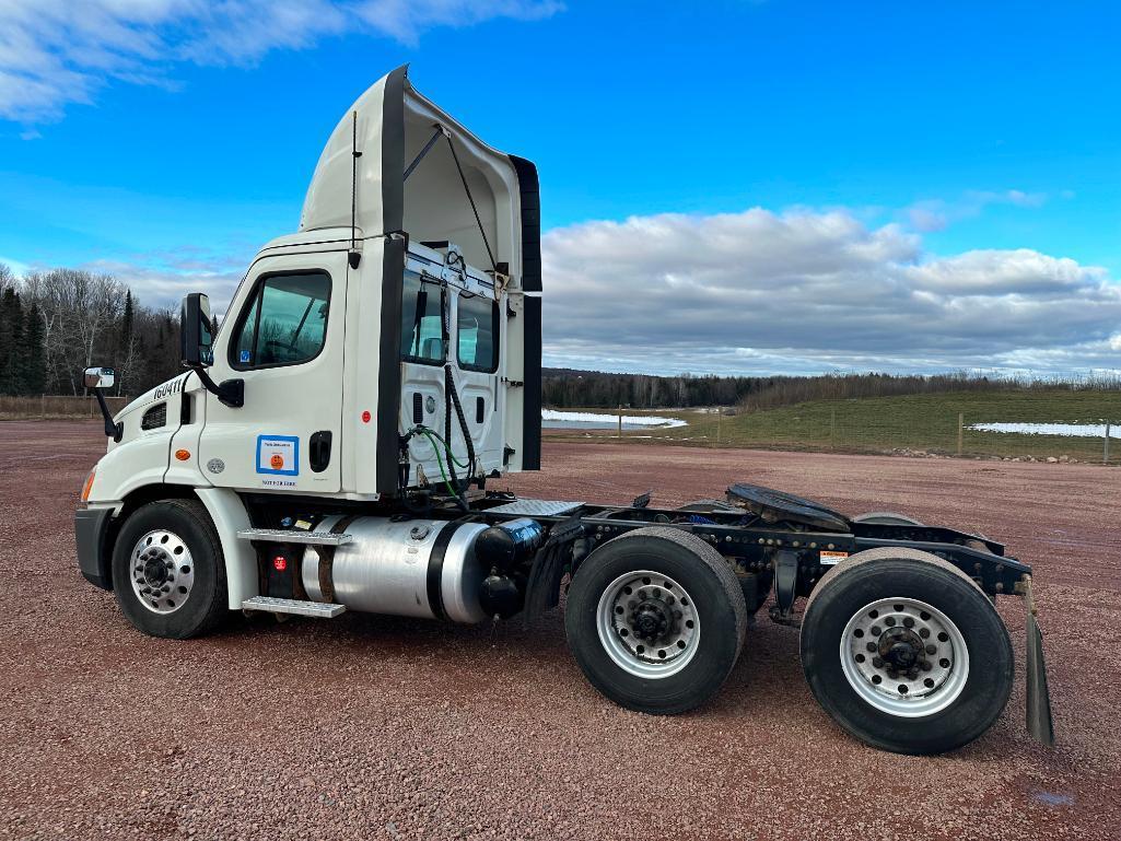 (TITLE DELAY) 2017 Freightliner Cascadia day cab truck tractor, tandem axle, Detroit DD13 @525hp